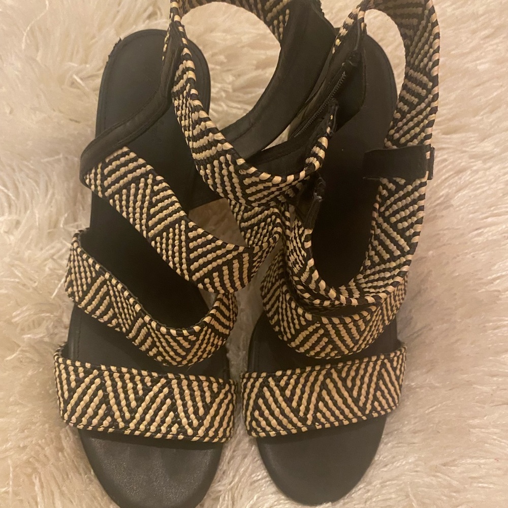 Universal Thread Black and Tan Patterned Sandals